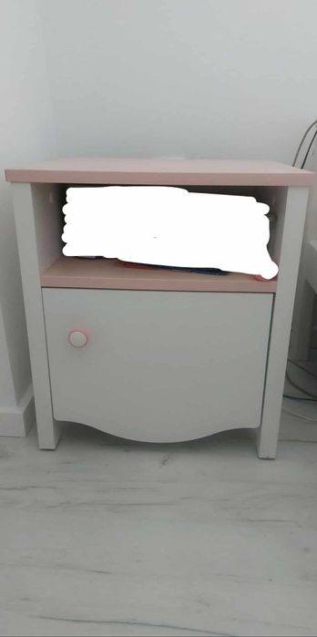 Zestaw mebli dla dziewczynki.