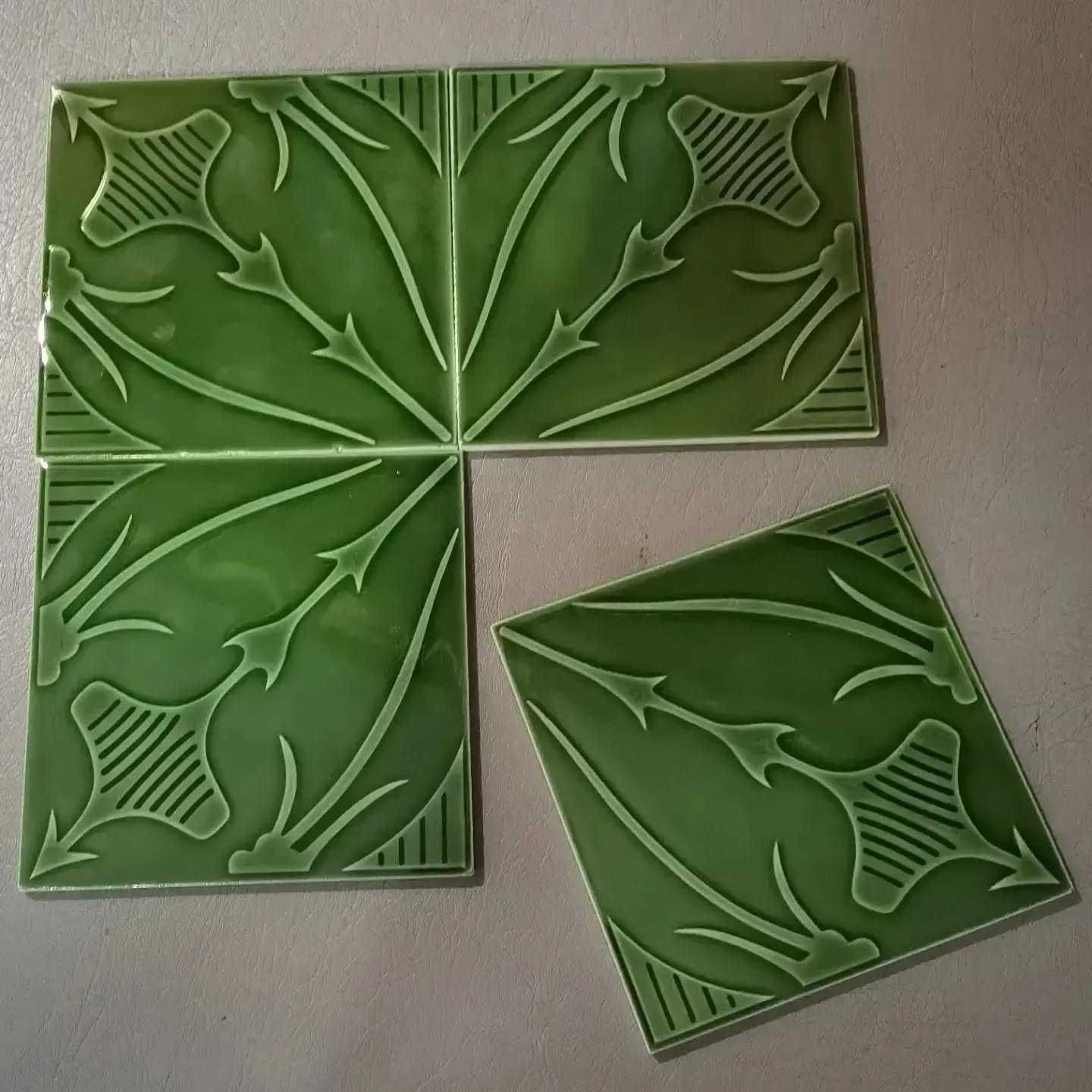 Quadra de azulejos verde modernistas com relevo Cesol 15x15cms