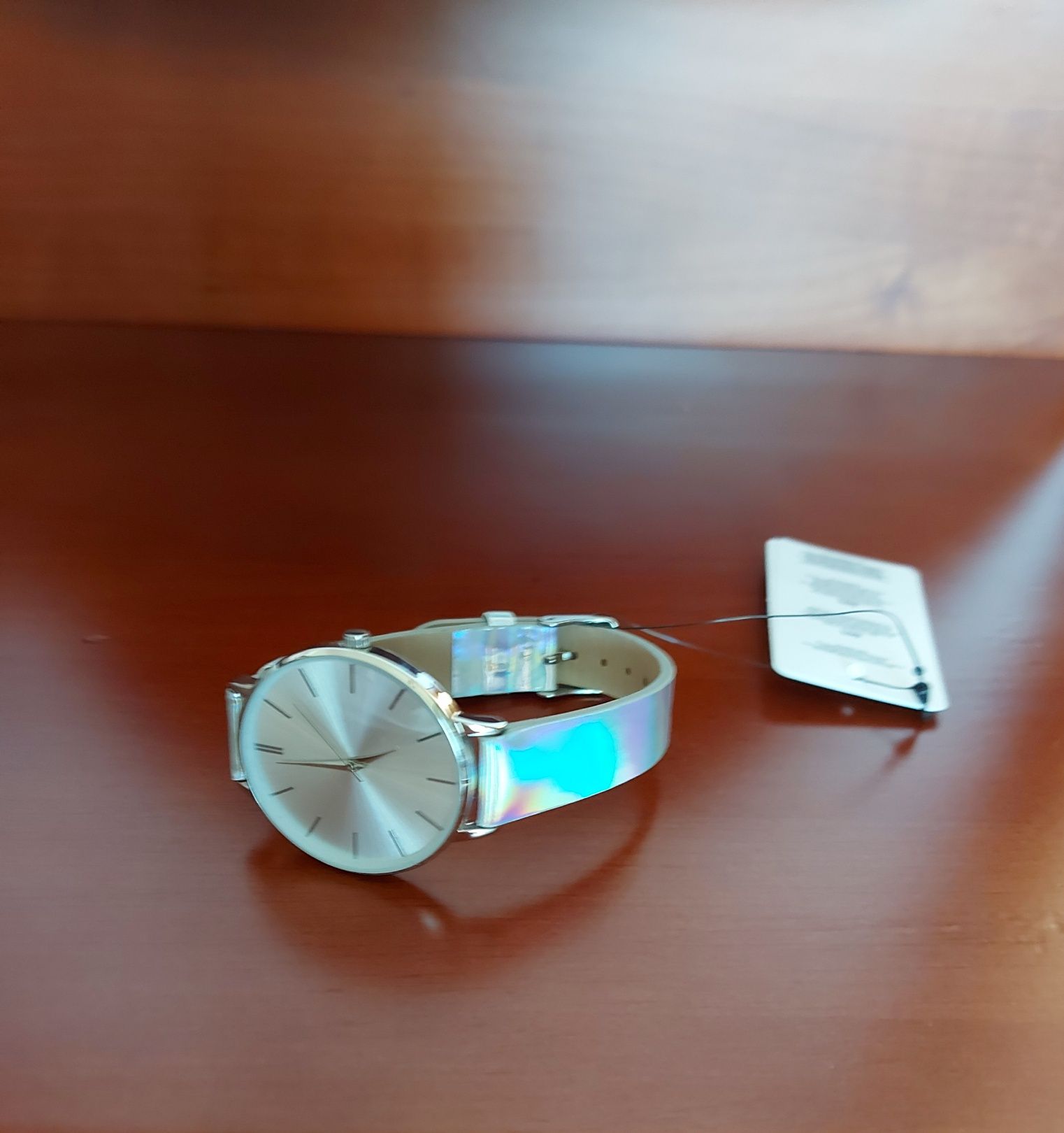 Zegarek firmy Reserved średnica koperty 4 cm srebrny efekt hologramu