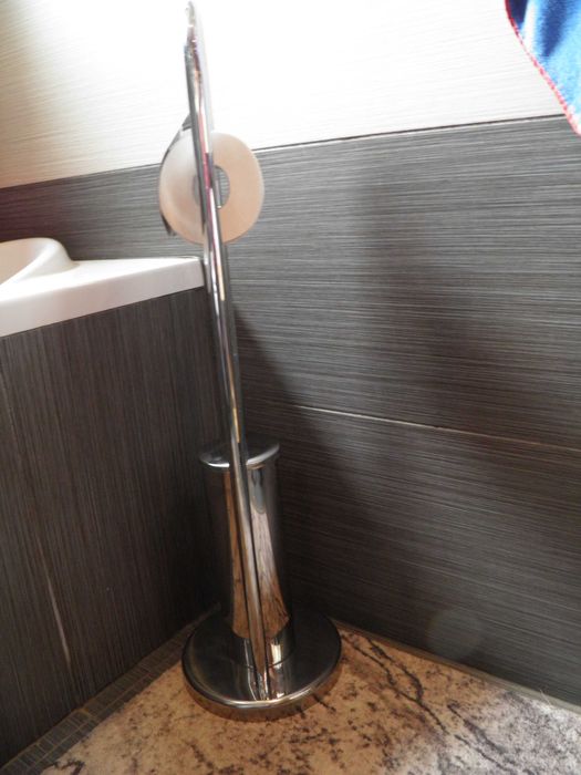zestaw stojak na papier toaletowy+ szczotka do wc srebrny stalowy
