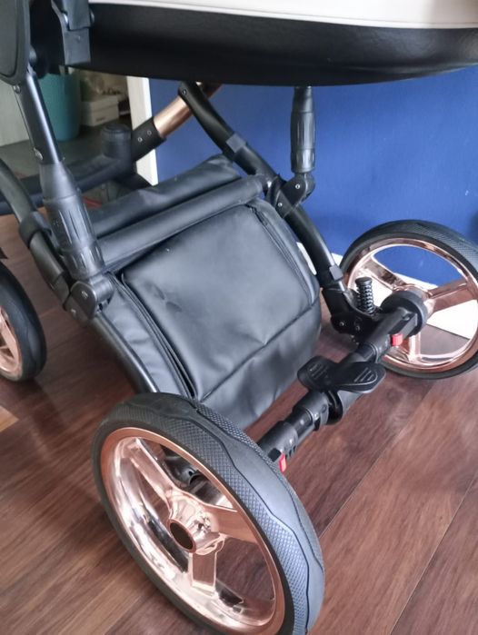 Wózek dziecięcy z fotelikiem samochodowym