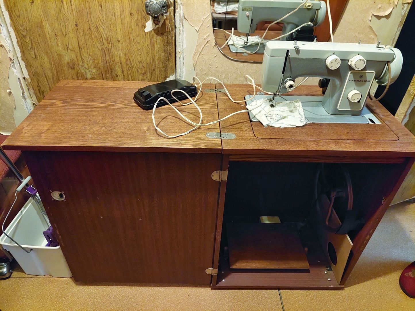 Швейная машинка, встроенная в раскладной стол