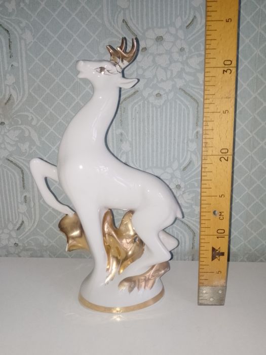 Продаються вироби з фарфору.