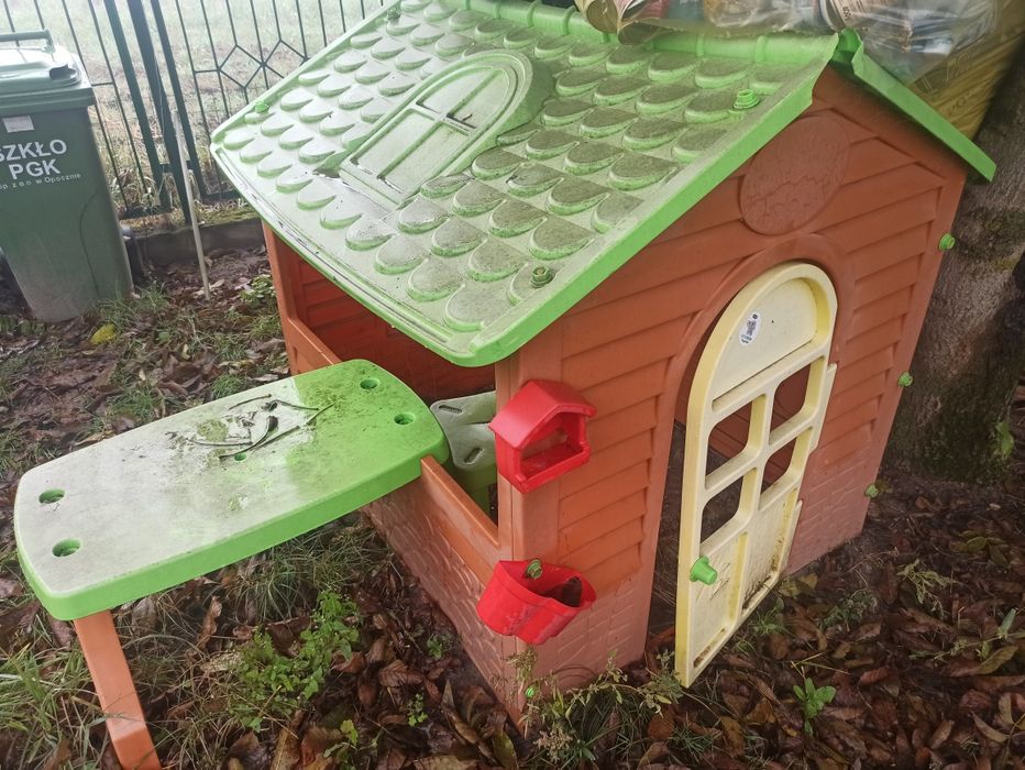 Domek dla dziecka i zjeżdżalnia