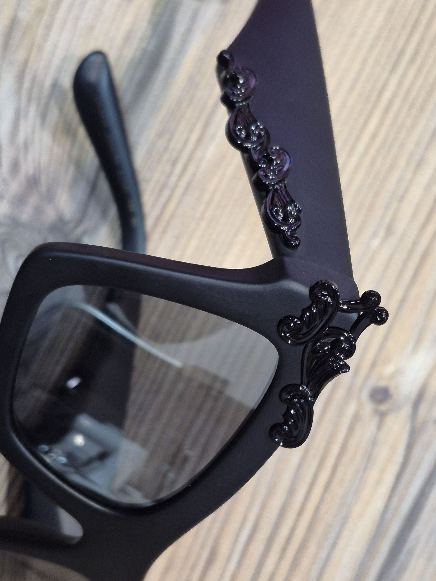 Matowe czarne, ekstrawaganckie okulary przeciwsłoneczne DG 4434 od D&G