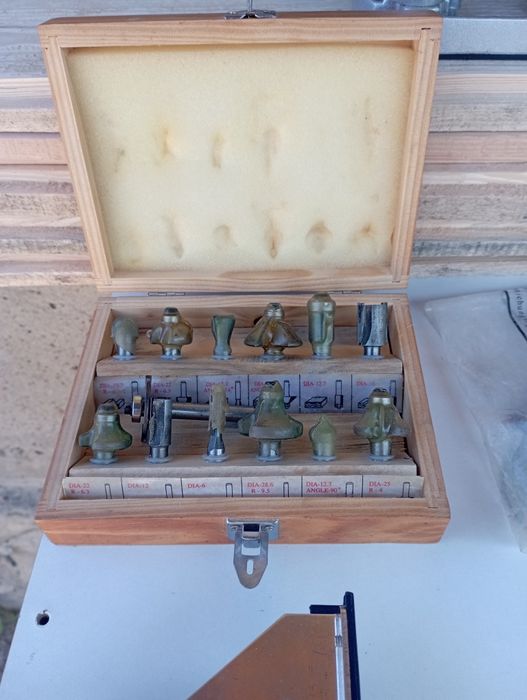 Фрезер по дереву з фрезами