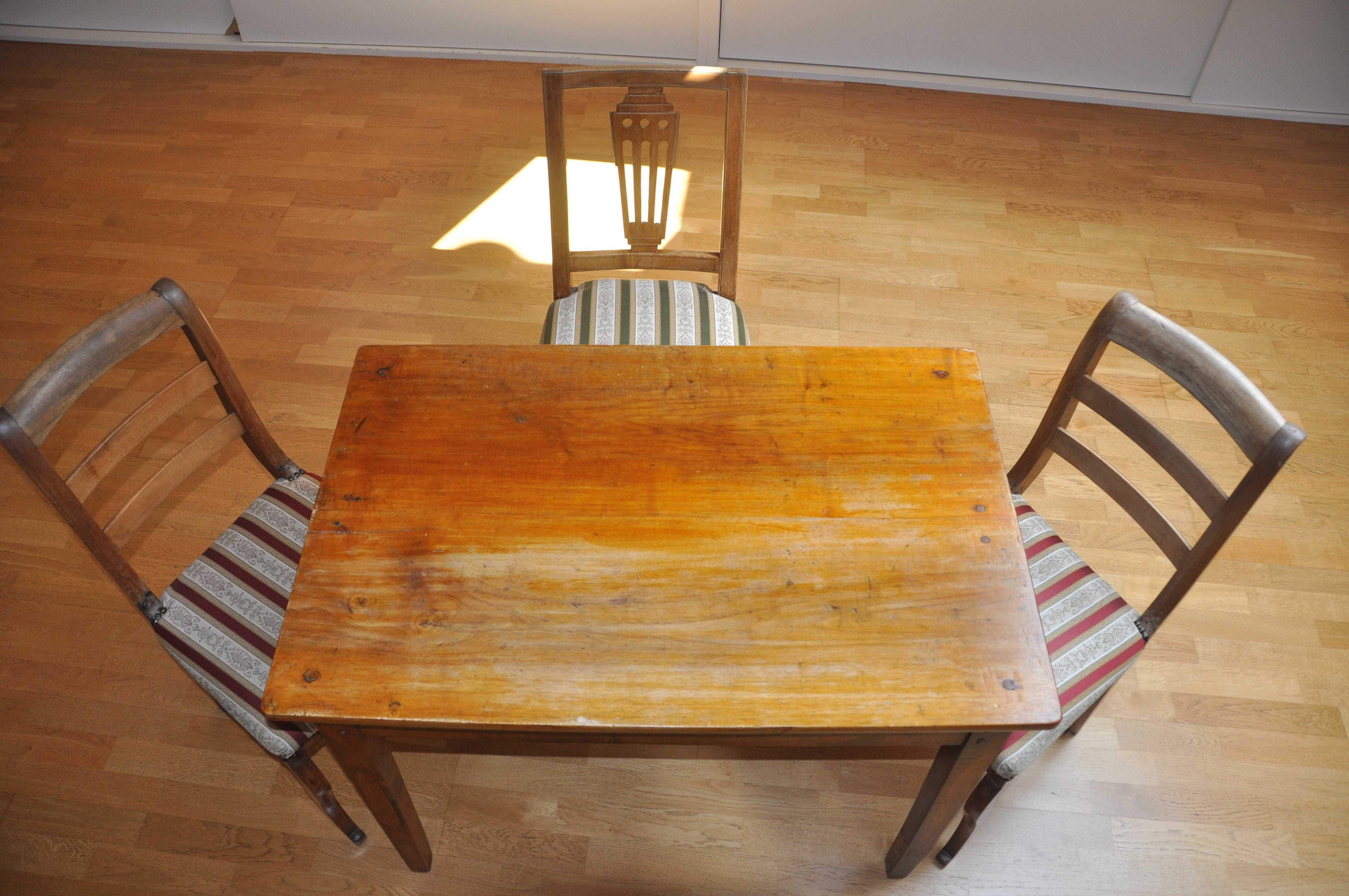 Zestaw antycznych mebli Stół + 3 Krzesła