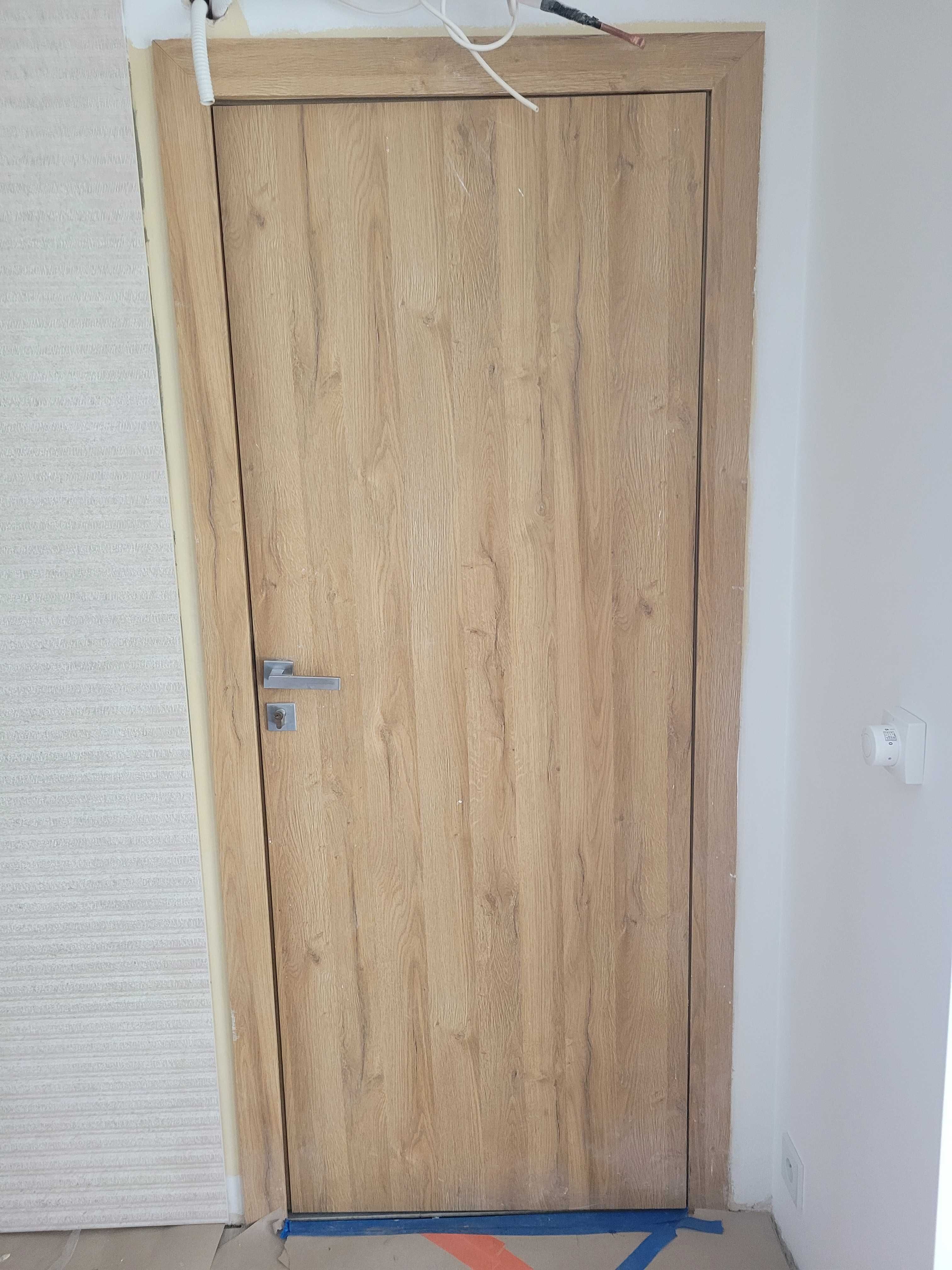 Drzwi wewnętrzne bezprzylgowe 80 z ościeżnicą, klamką, elektrozamkiem