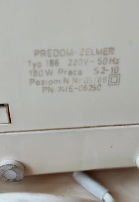 Stara elektryczna maszynka do mielenia mięsa