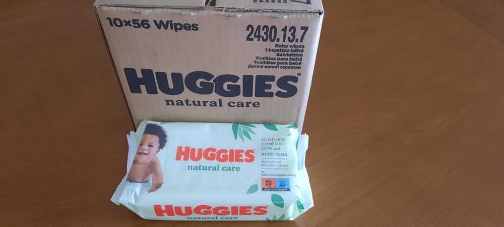 1 caixa com 10 packs de toalhitas huggies aloe vera