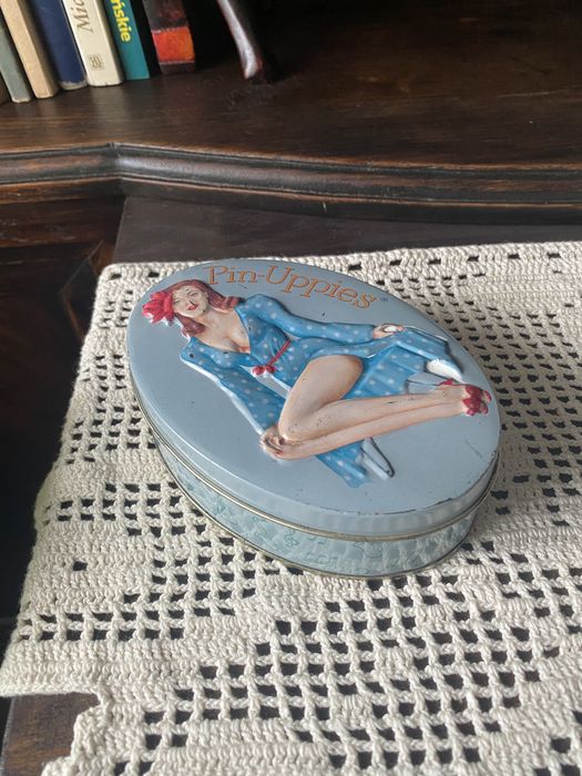 Metalowa puszka pudełko organizer vintage Pin-Uppies retro old-school