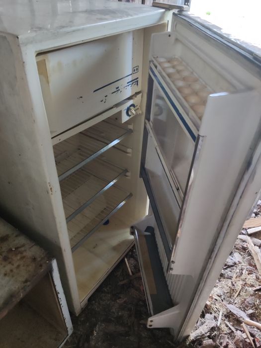 Lodówka Mińsk 10 - relikt PRL - uszkodzona