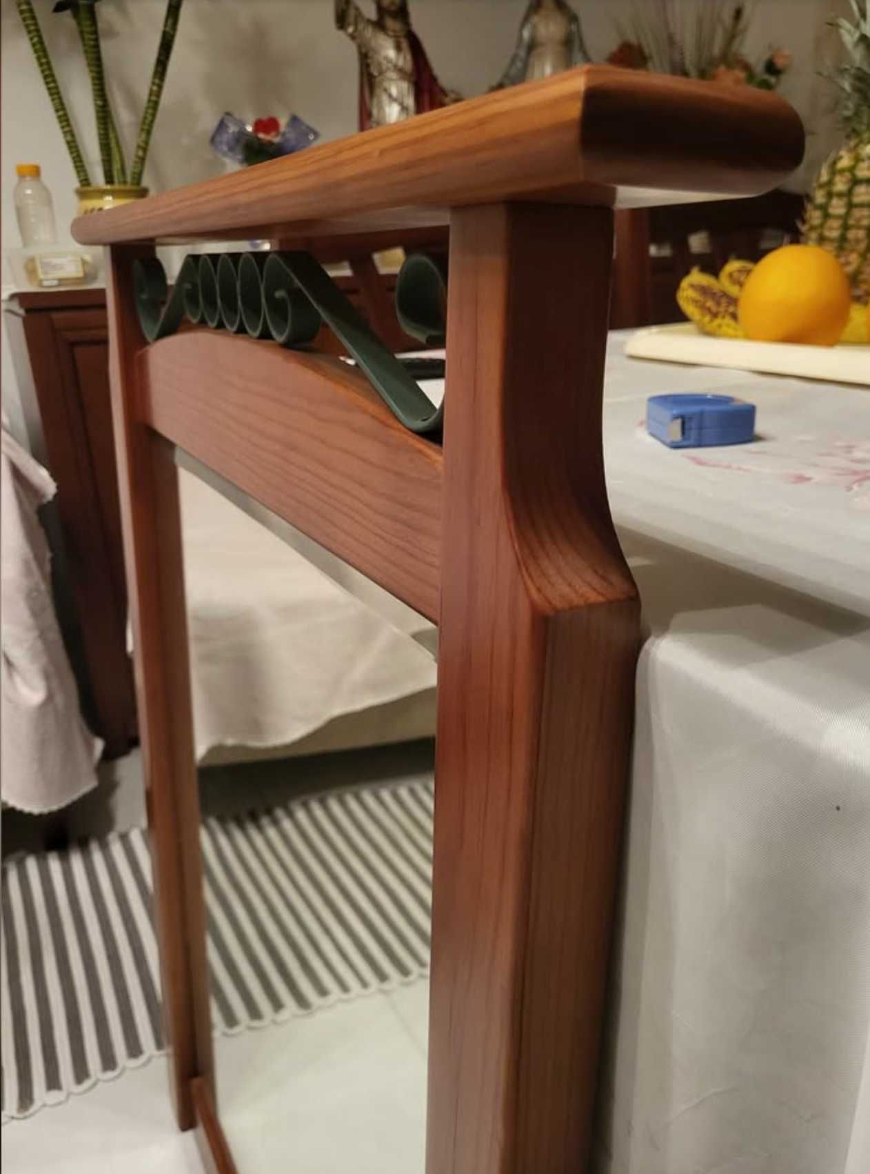 Espelho com moldura de madeira maçica