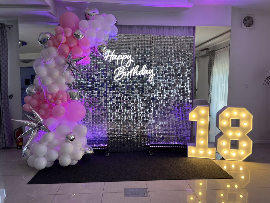 Dekoracje okolicznościowe ścianka cekinowa balony dekoracje stołów