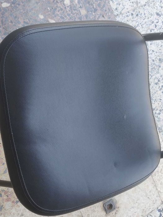 Cadeira em pele preta