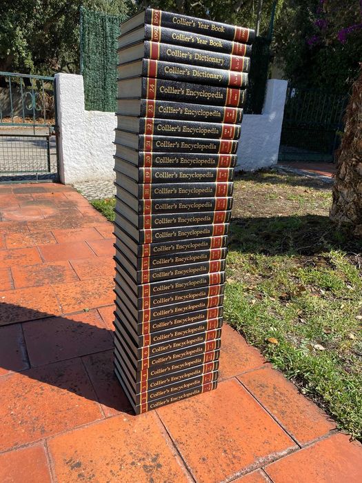 Coleção de Enciclopédias "Collier's Encyclopedia"