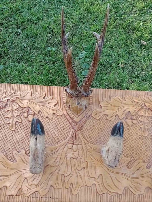 Продається  натуральні оленячі роги у деревʼяних різьблених підставках