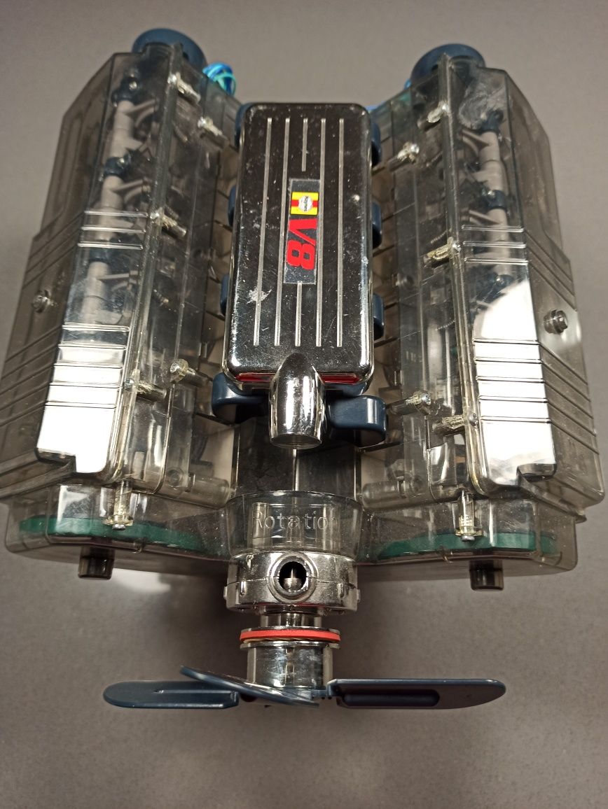 Model silnika spalinowego V8 złożony sprawny