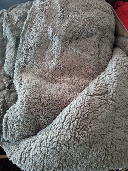 Edredão cinza em pêlo