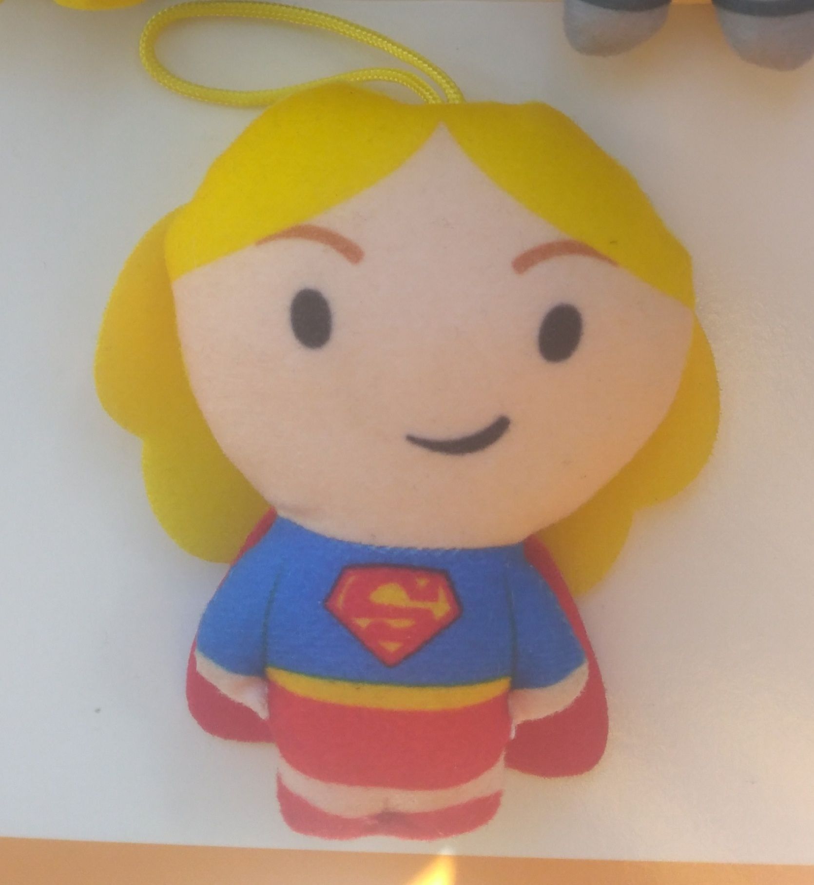 Zabawka/zawieszka, Supergirl, McDonald's 2021r.