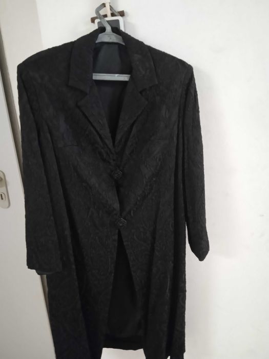 Casaco preto comprido brocado, para cerimónia.