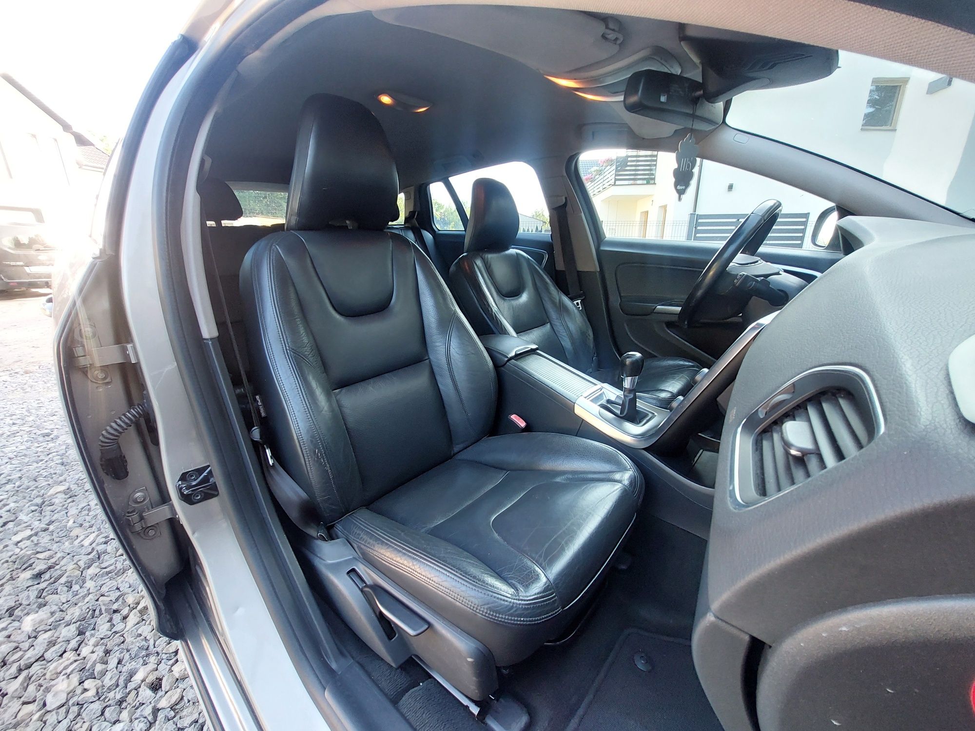 VOLVO V60 R-design # Navi # Skóra # Radar
