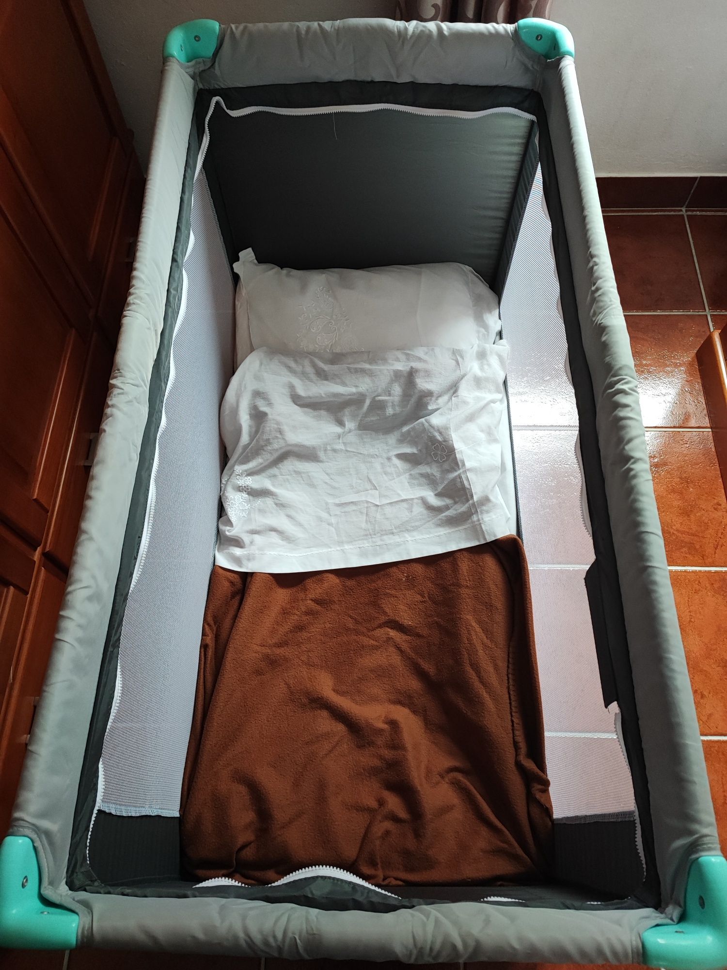 Cama de viagem com redutor