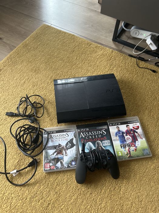 PS3 superslim 500gb  pad + 3 gry