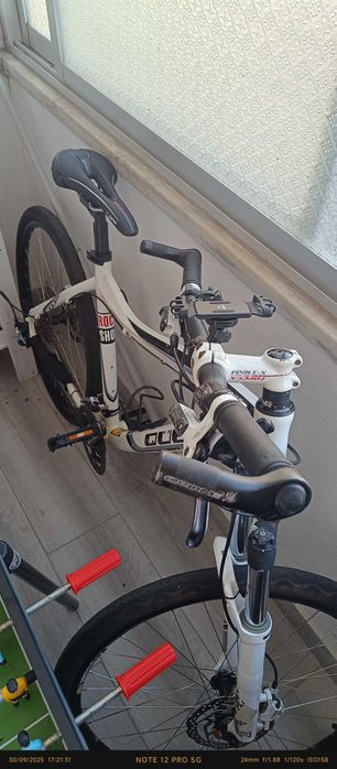 Bicicleta BTT em alumínio com suspenção rock shock