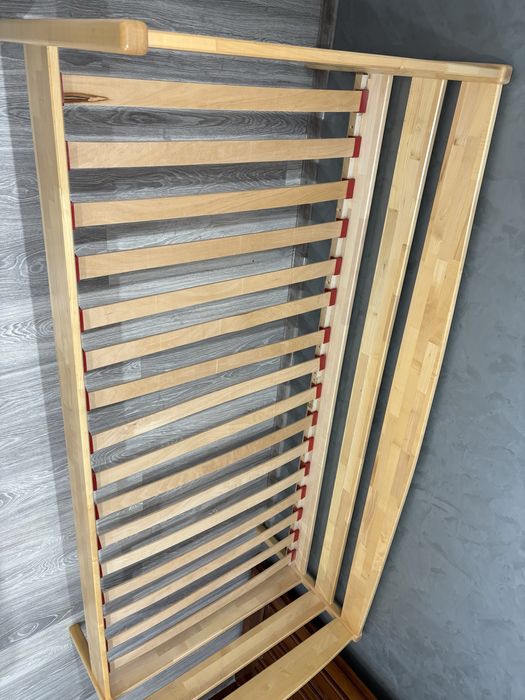 Ліжко з натурального дерева