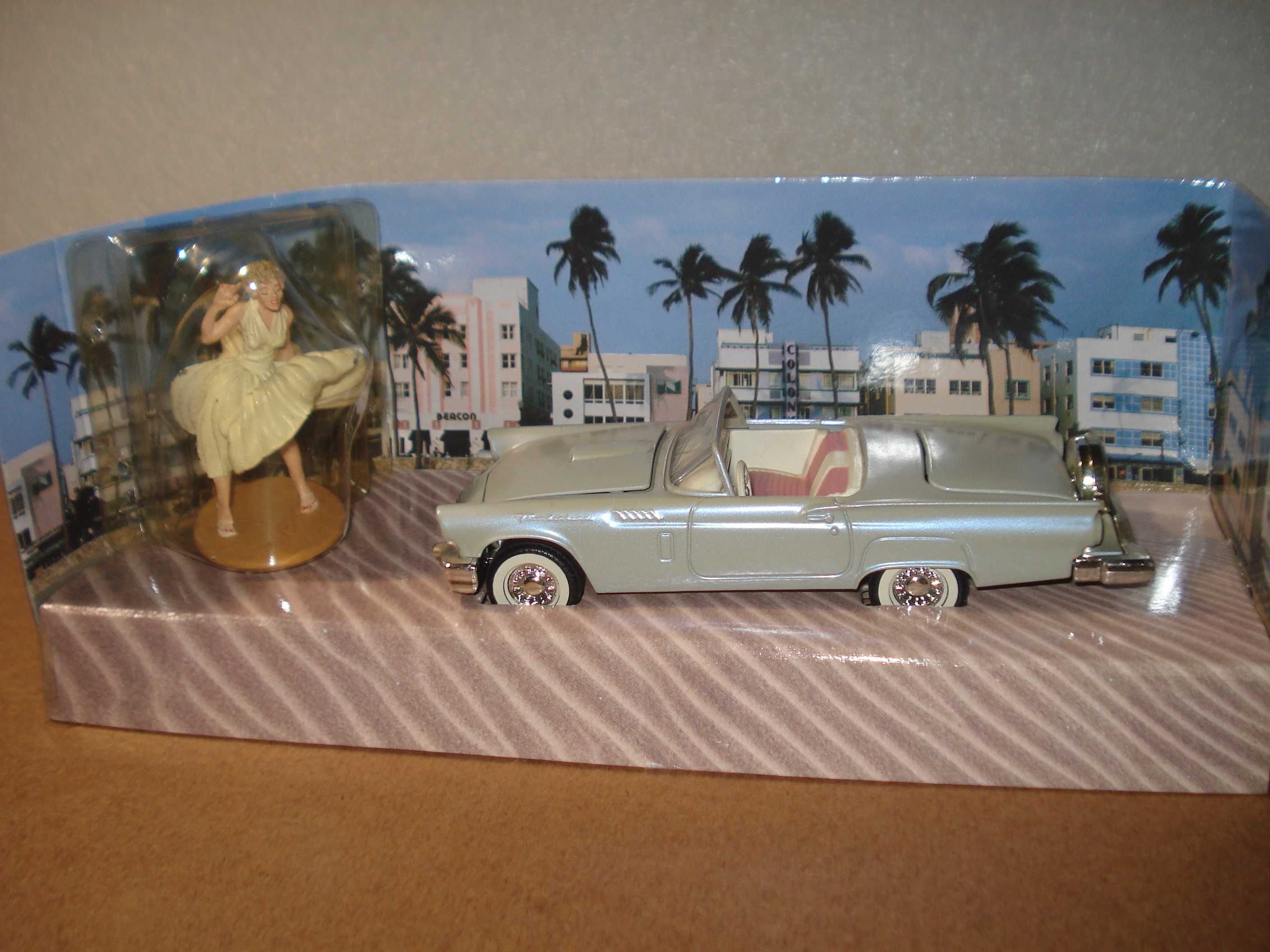 Miniatura Corgi Toys 39902 Marilyn Monroe & Ford Thunderbird