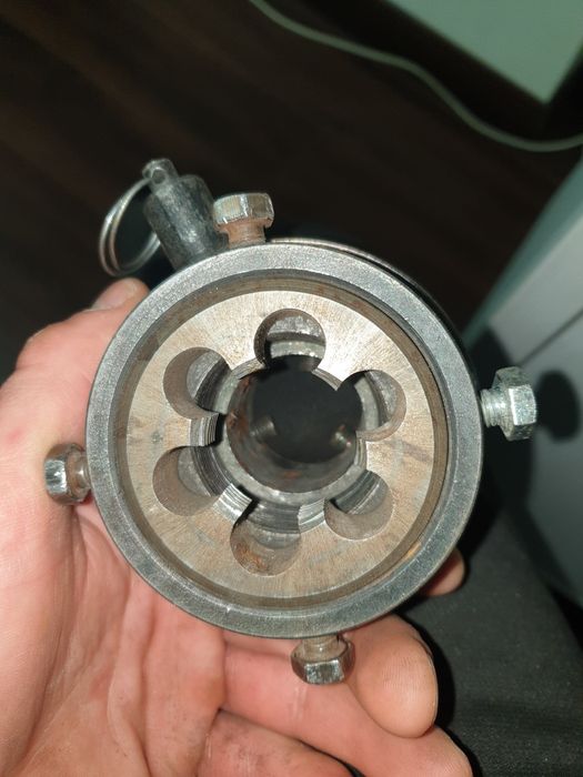 Плашко тримач з трищоткою.