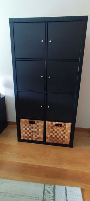 Estante Kallax (IKEA) com portas e cestos