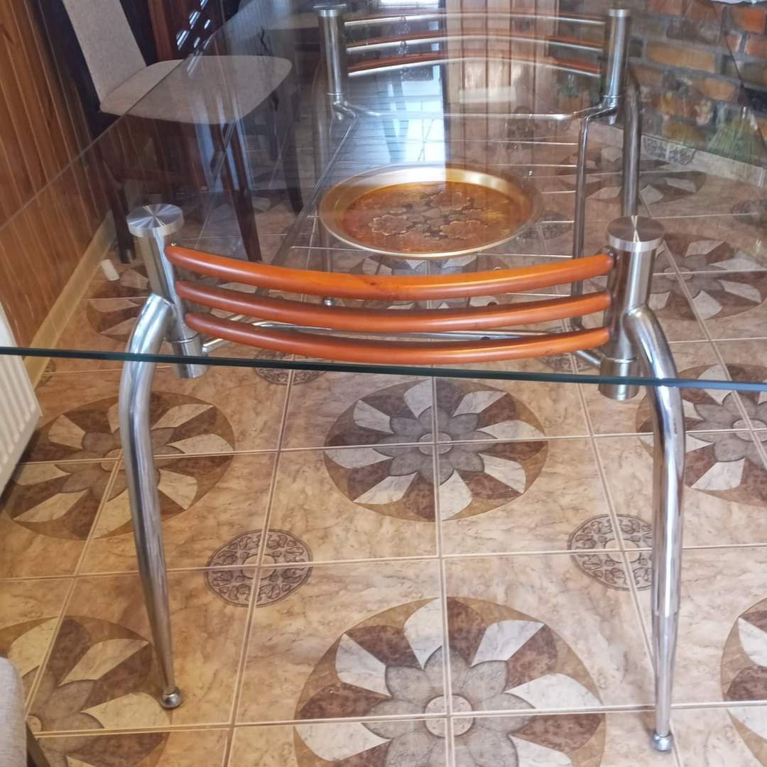 Szklany prostokątny stół