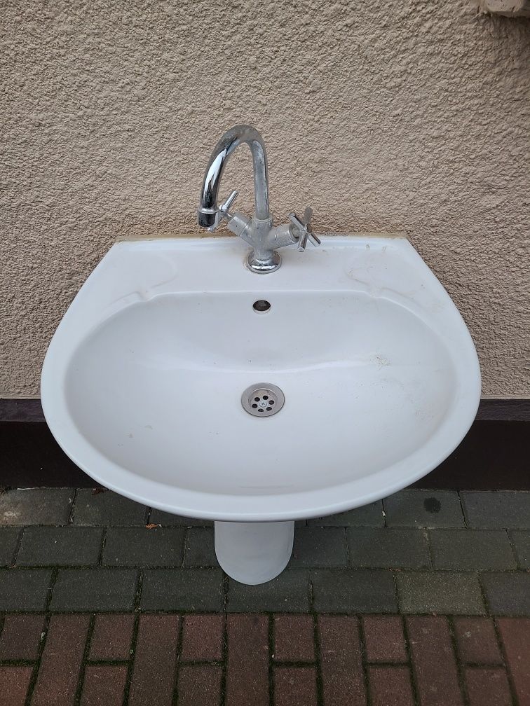 Retro umywalka z nogą i baterią w zestawie