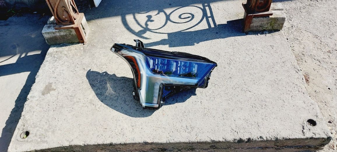 Фара Toyota Sequoia Tundra 2022 2023 2024 2025 full led правая фари