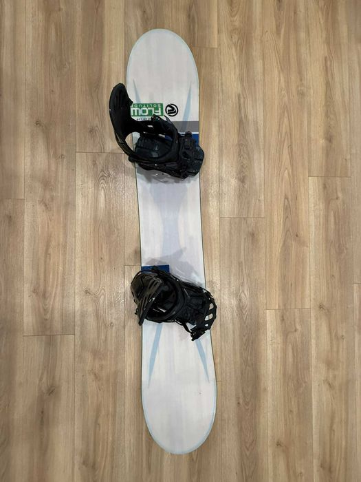 Deska Flow Solitude 162 cm z wiązaniami Rome – bardzo dobry stan!