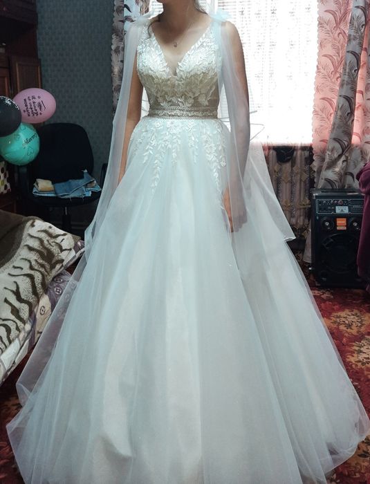 Ніжна весільна сукня  в гарному стані