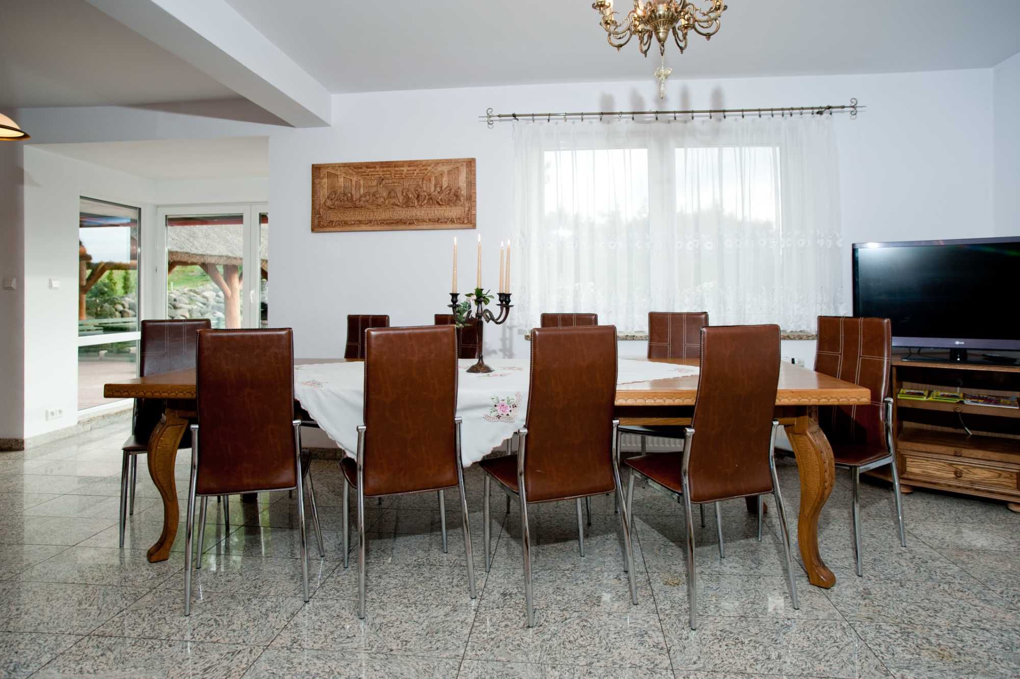 Domek przy jeziorze z kąpieliskiem i pomostami