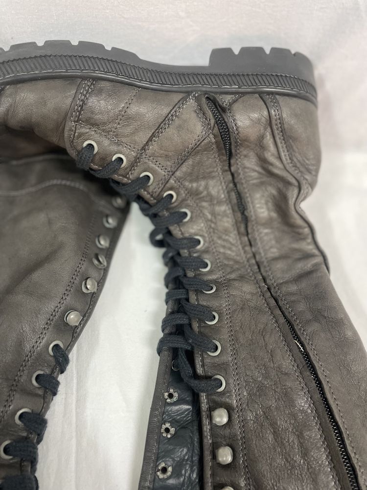 Botas de cano alto e atacadores