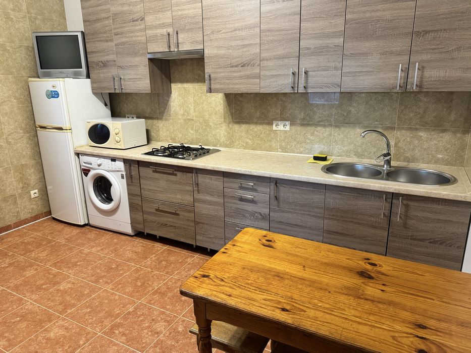 2-кімнатна частина будинку Гречани / магазин Грош