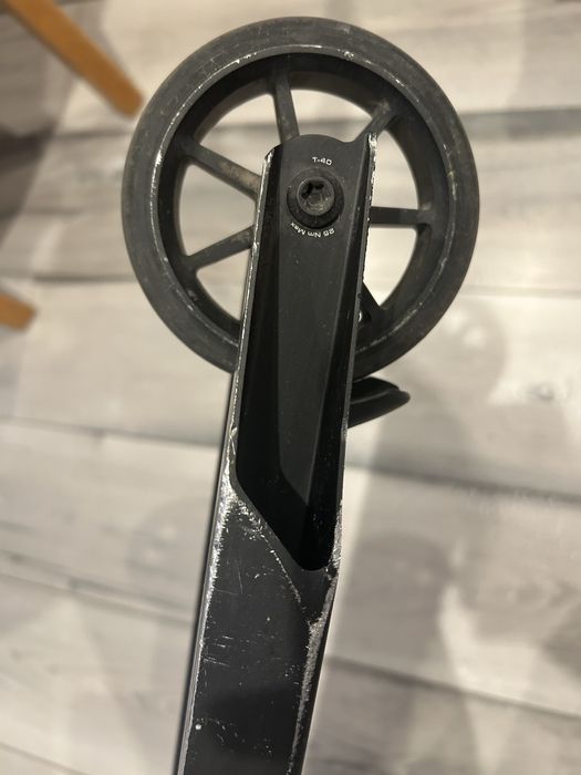 Hulajnoga wyczynowa | Na czesci rowniez