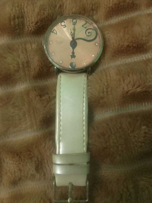 Продаю 2 наручных часов в нерабочем состоянии