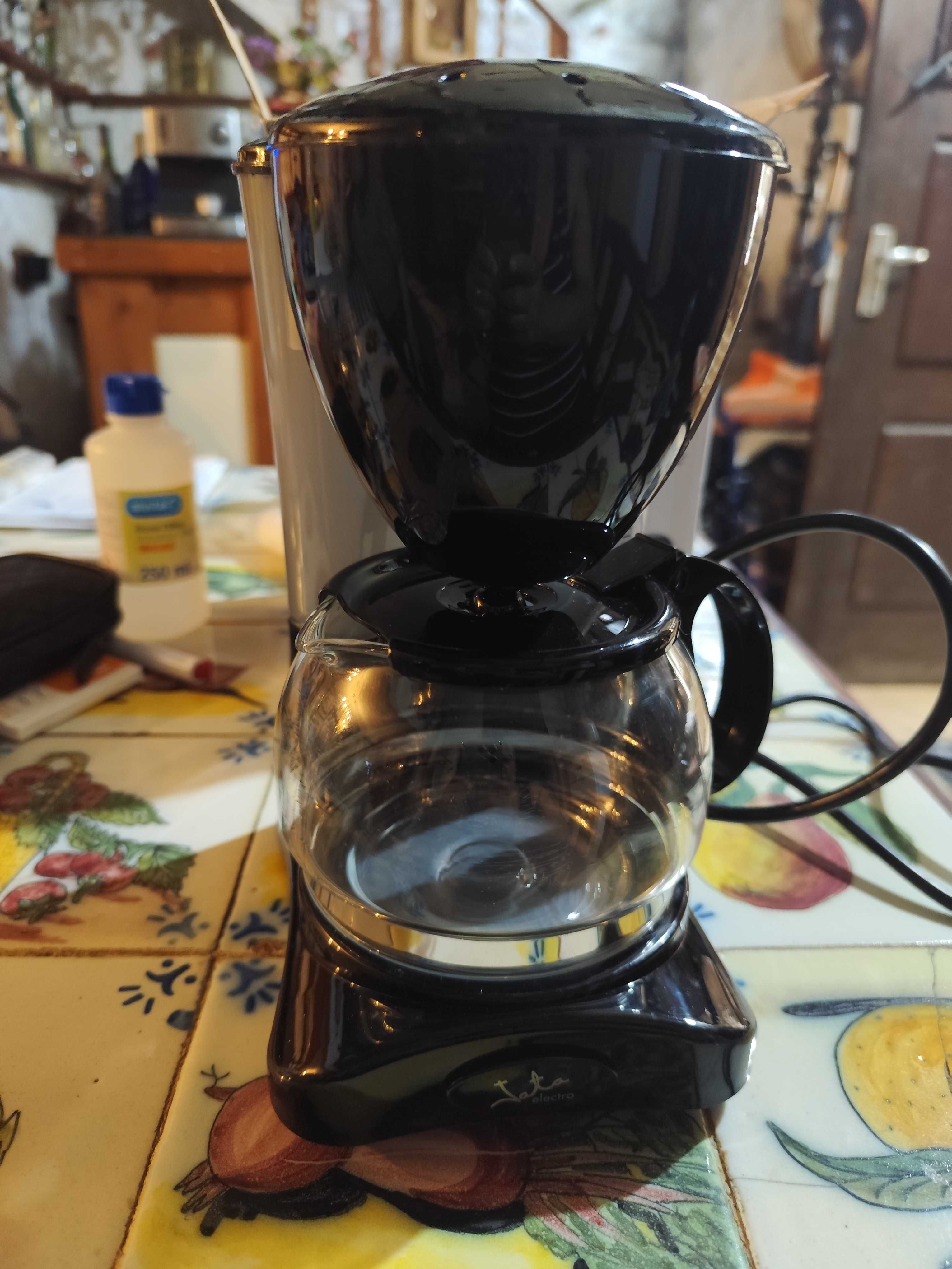 Máquina de café elétrica para café em pó. Nova.