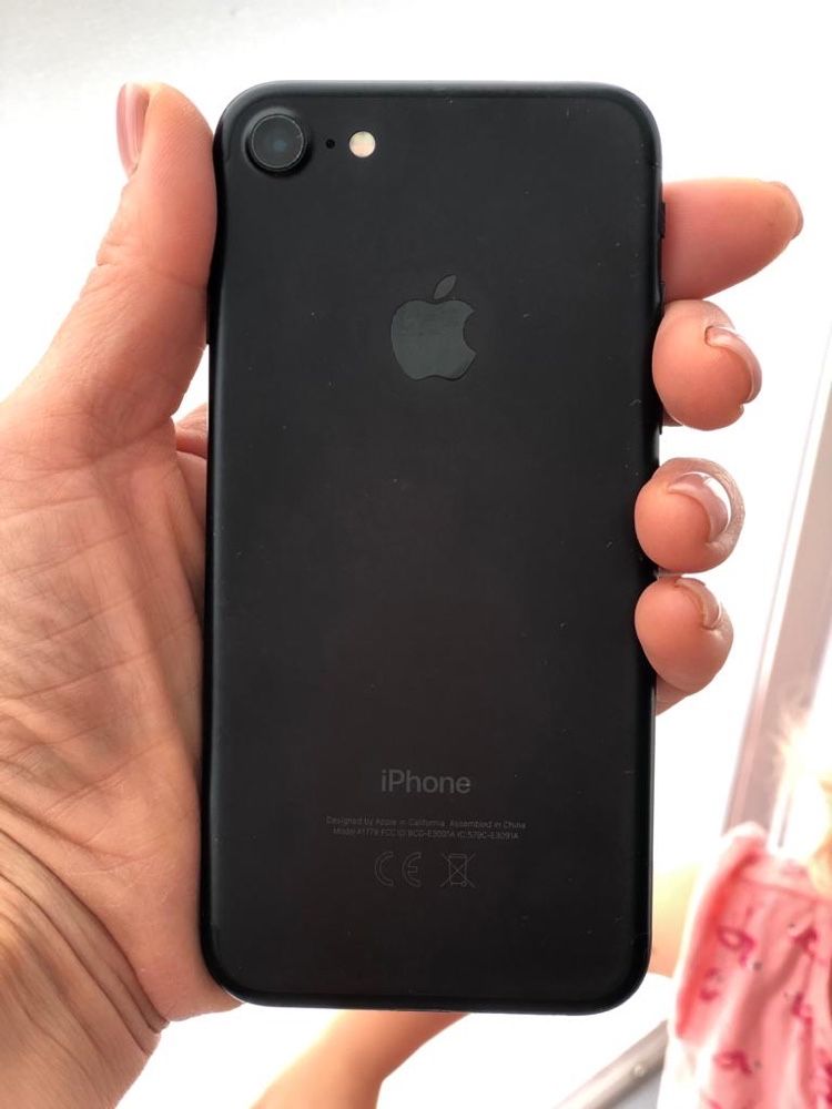 Apple  Iphone 7 32 gb r-sim черный