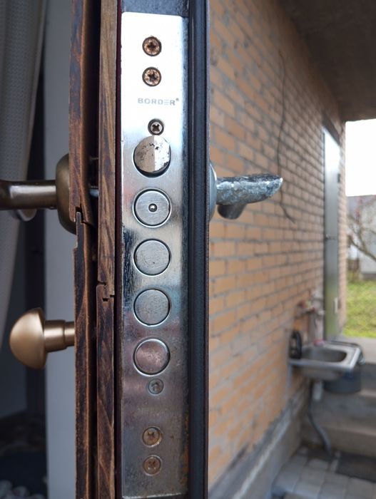 Вхідні двері до технічних приміщень