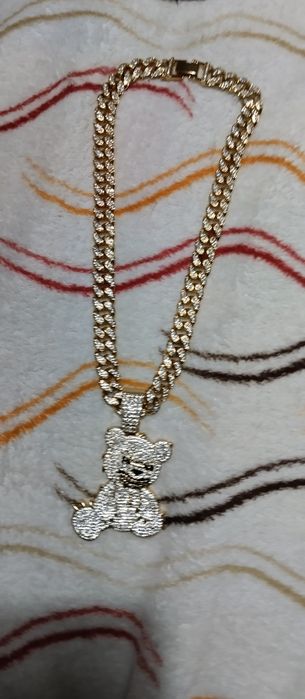 Fios, pulseira e anel brilhantes