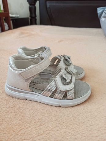 Дитяче взуття для дівчинки 3-5 років