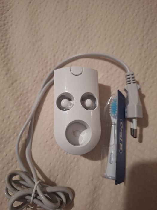 Зарядний пристрій до ультразаукової зубної щітки BRAUN