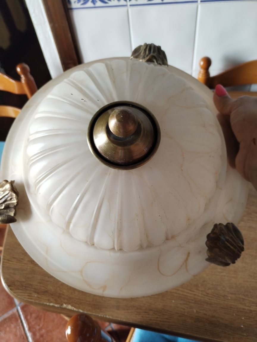 Candeeiro com latão e vidro fosco